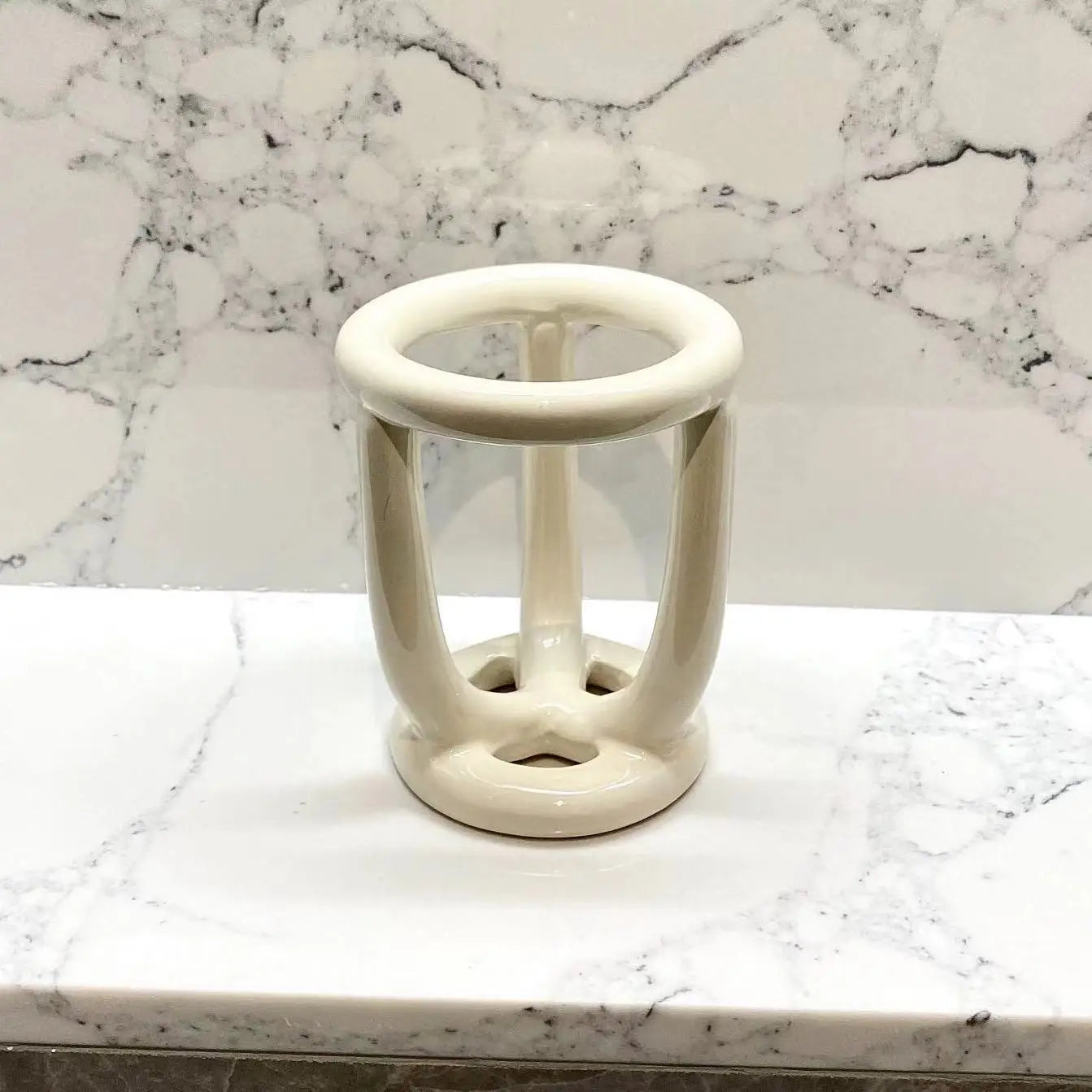 Open-Frame Toothbrush Holder
